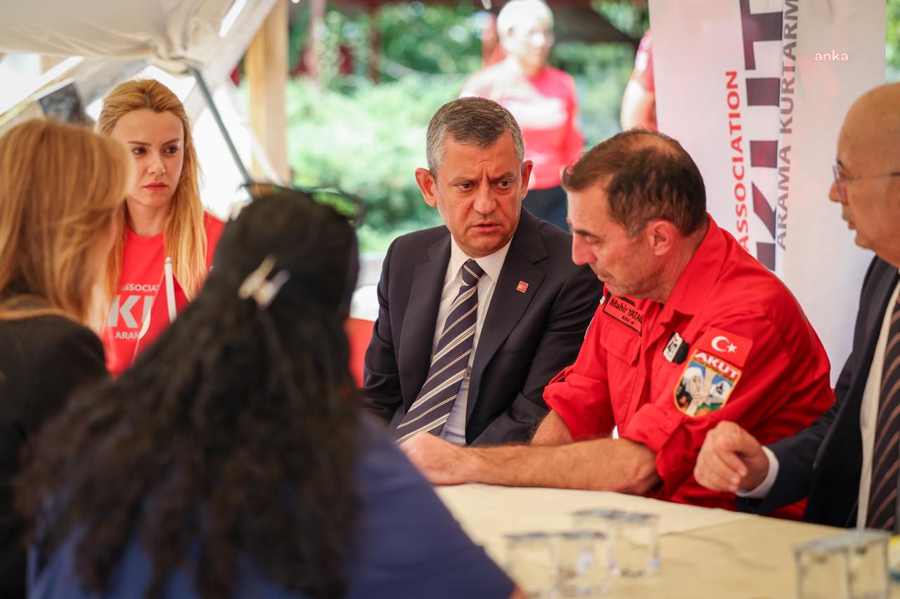 Özgür Özel’den yangında hayatını kaybeden gönüllüler için AKUT’a taziye ziyareti