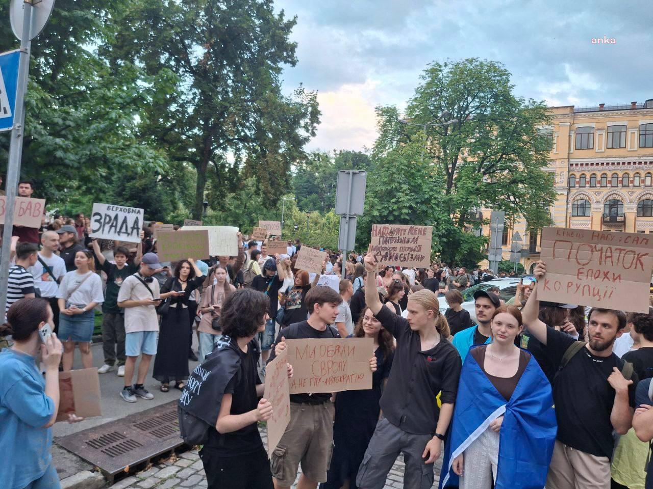 Ukrayna’da Zelenski’nin imzaladığı tartışmalı yasa protesto ediliyor