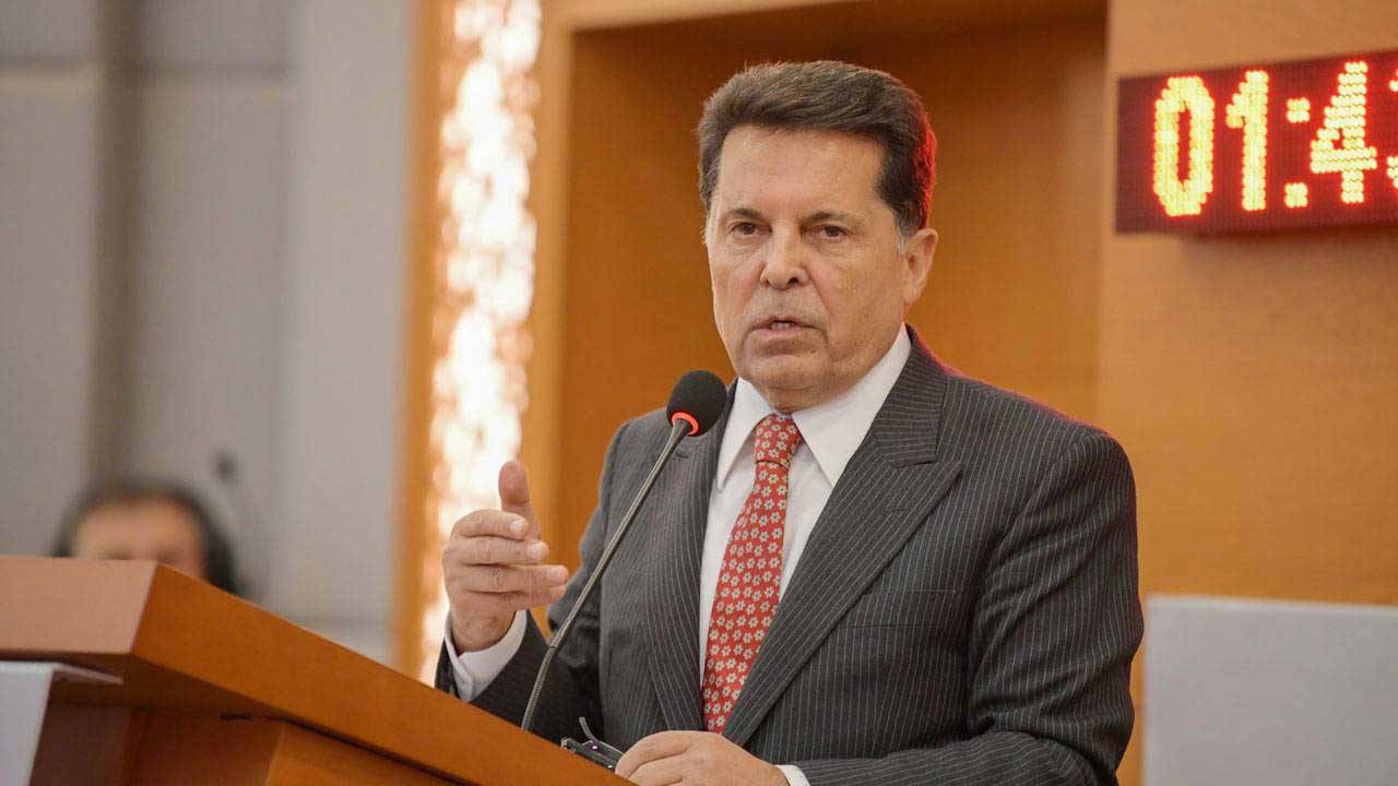 Ahmet Özer’den TELE 1'e destek: Vicdanlar karartılarak aydınlık yarınlar inşa edilemez