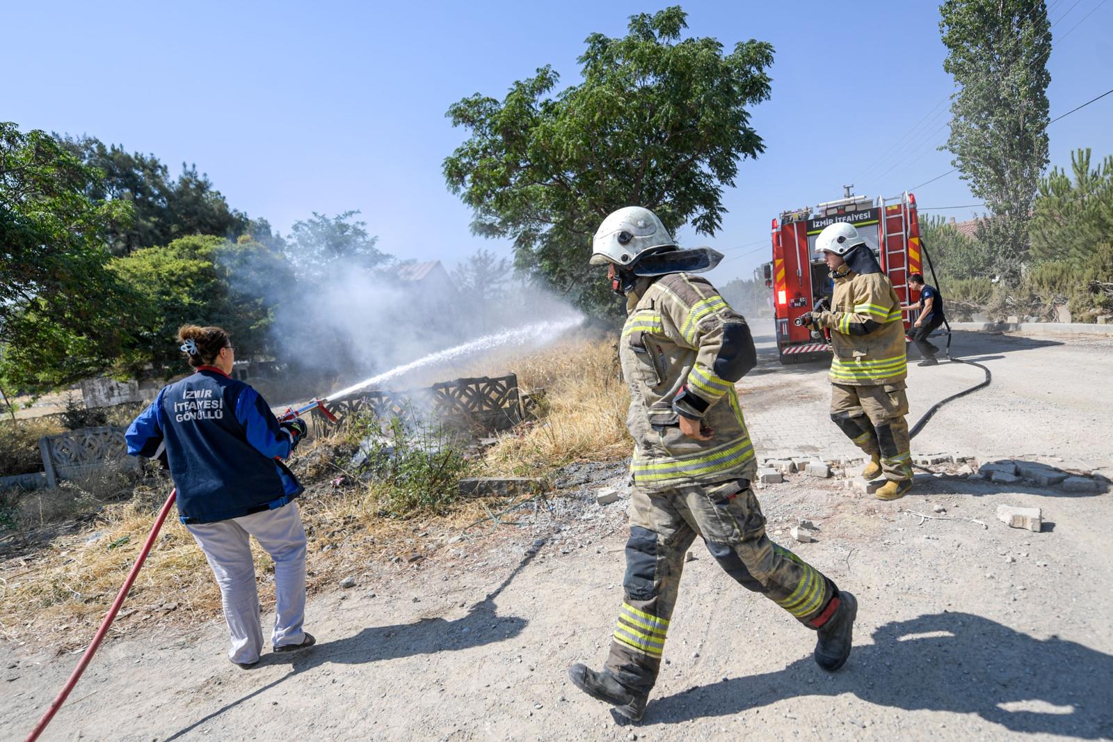 İzmirli baba-kız, yangınlara karşı omuz omuza mücadele ediyor