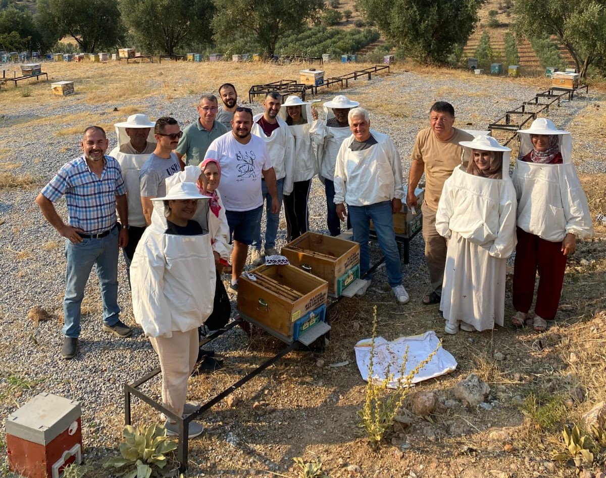 Manisa Büyükşehir’den arıcılara sahada uygulamalı eğitim