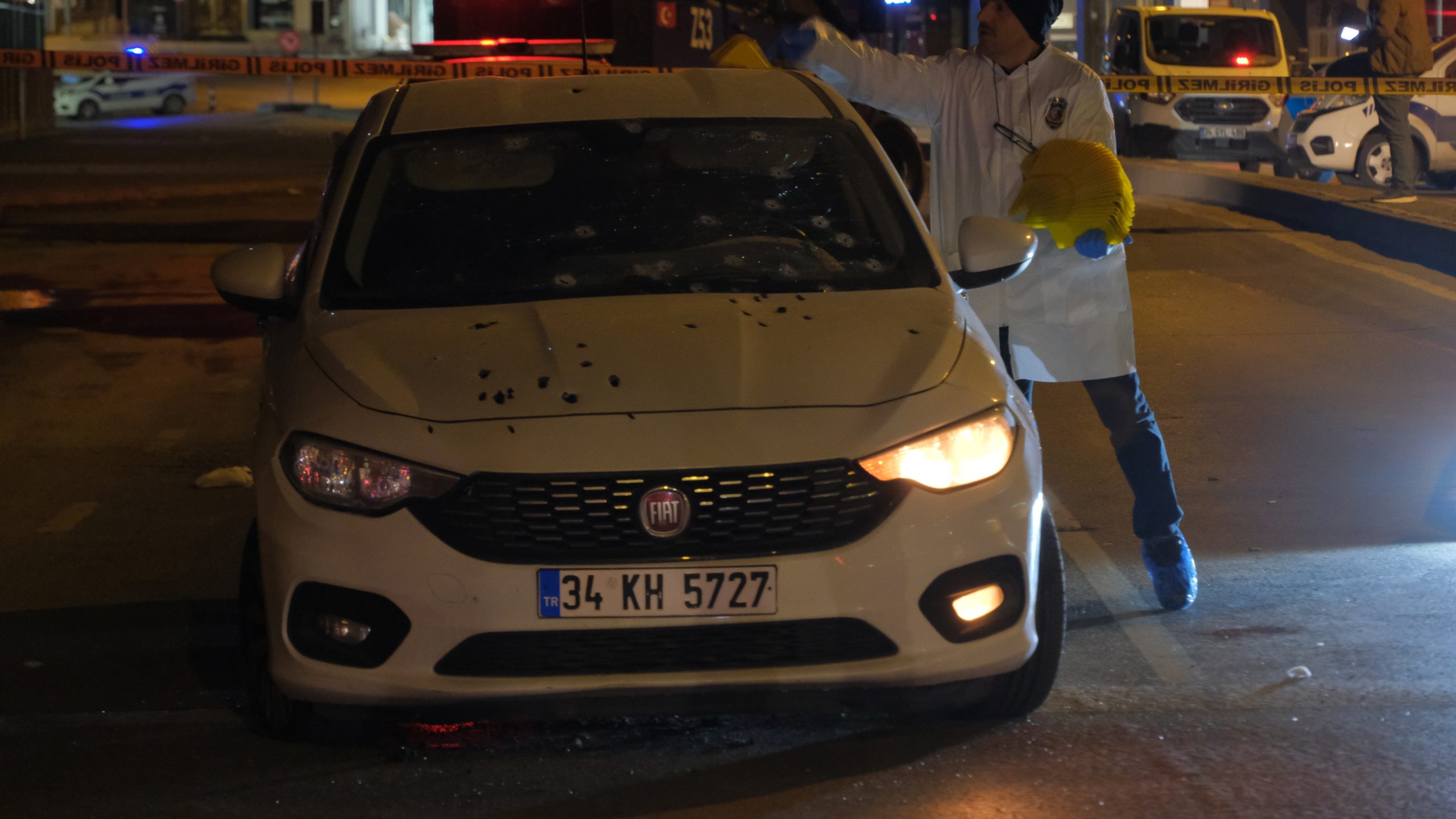 İstanbul'da seyir halindeki otomobile uzun namlulu silahlarla saldırı düzenlendi