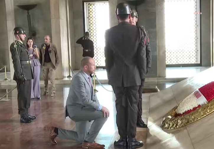 Özgür Özel'den Atatürk'ün mozolesi önünde diz çöken Francken'e mektup