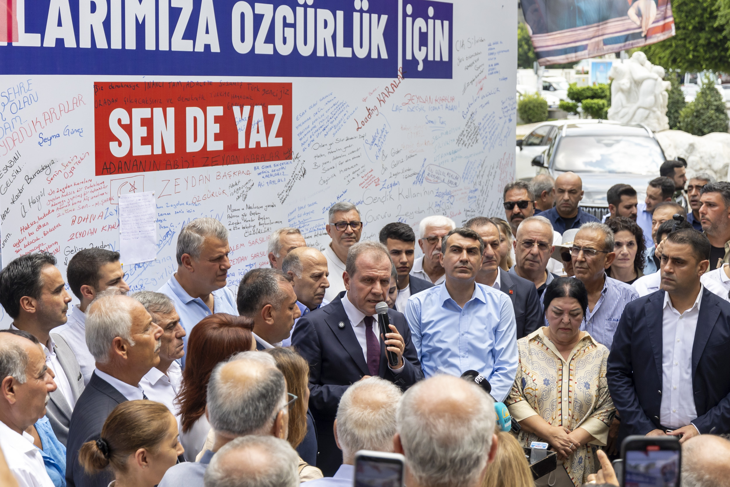 Vahap Seçer Adana'da: “Şehirlerimizin başkanları tutsak”