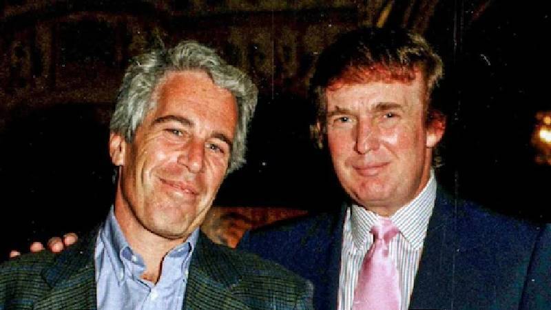 Uçuş kayıtlarında altı kez ismi geçen Trump, Epstein’ın adasına gitmediğini söylediği