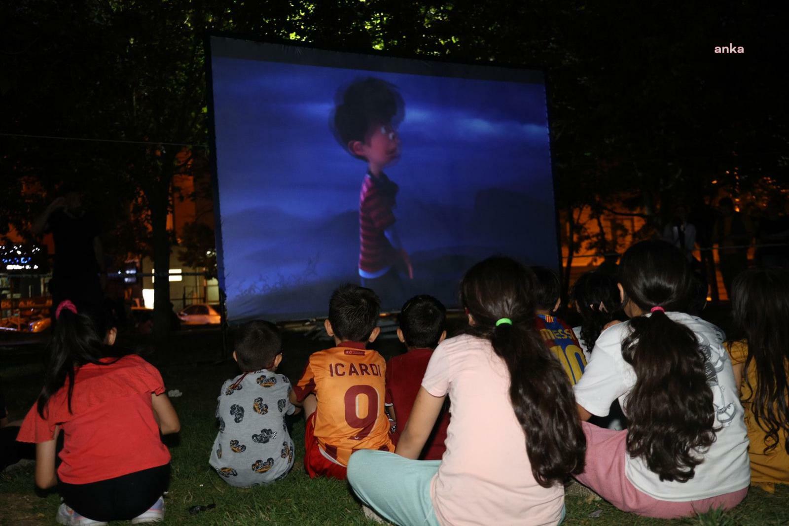 Ataşehir’de çocuklara açık havada sinema keyfi