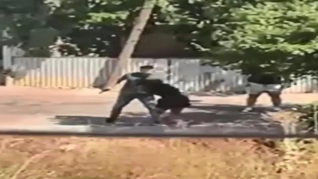 İstanbul’da sokak ortasında dehşet: Kadının kafasına silah dayadı