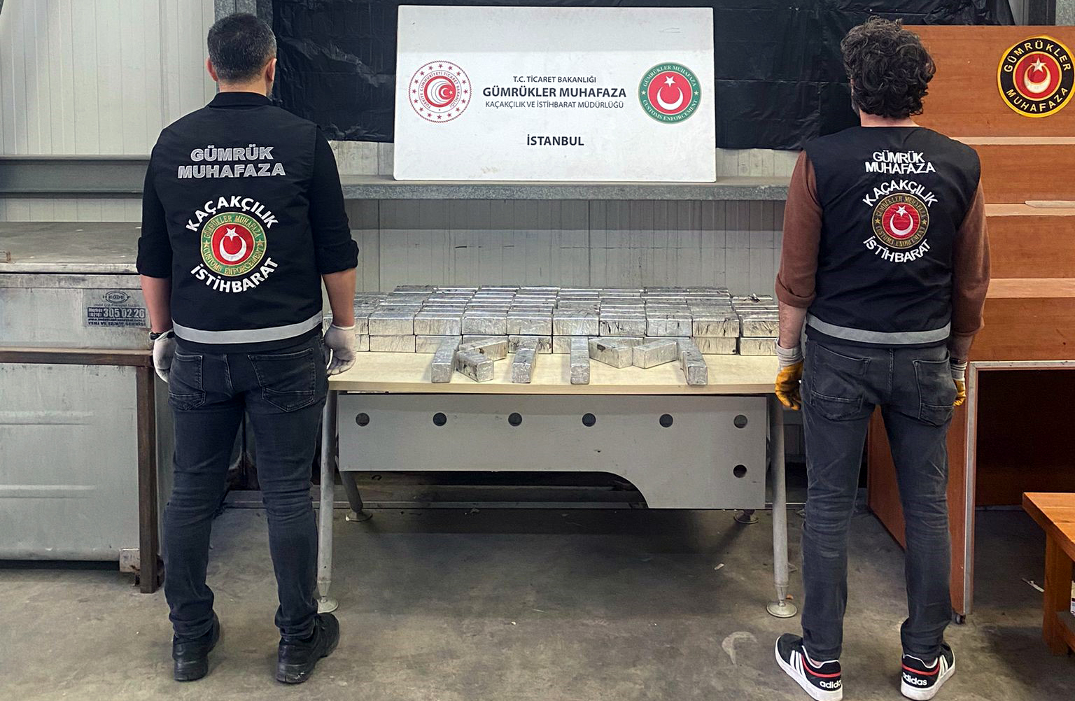 İzmir, Artvin ve Van'da142 milyon lira piyasa değerinde uyuşturucu ve kaçak eşya yakalandı