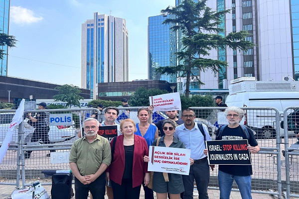 Basın meslek örgütlerinden İsrail Konsolosluğu önünde protesto:  “Filistinli meslektaşlarımız yalnız değildir”