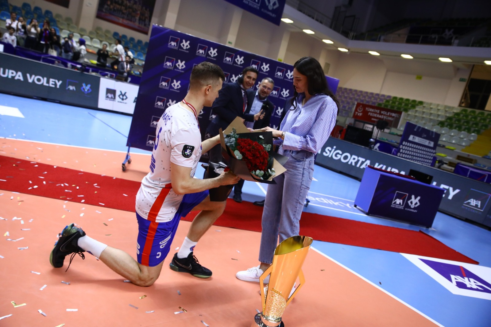 Milli voleybolcu Mert Matic'ten dünya şampiyonu tekvandocu İrem Yaman'a salonda evlilik teklifi