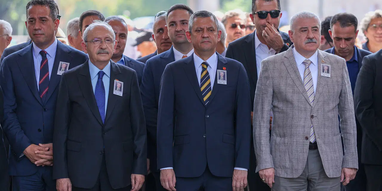 Özgür Özel ve Kemal Kılıçdaroğlu cenazede yan yana geldi