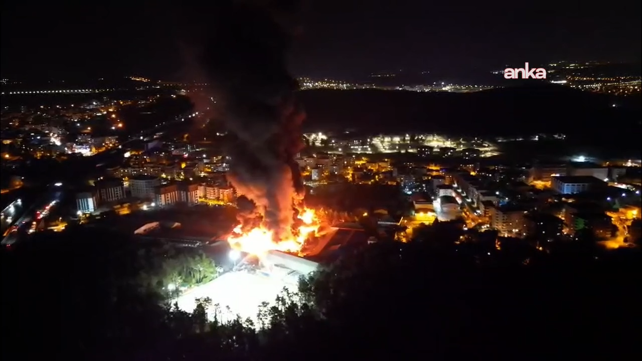 Çekmeköy'deki elyaf fabrikası yangını kontrol altında
