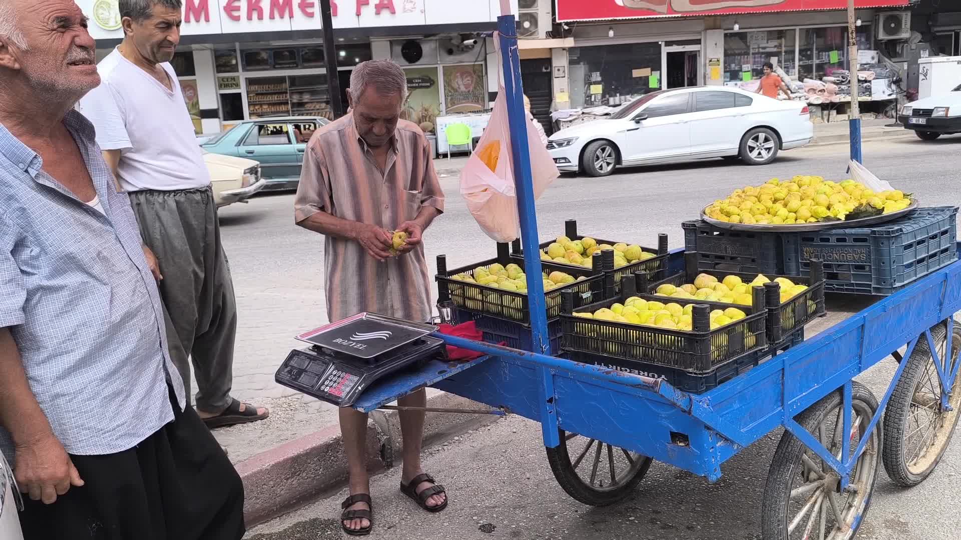 İncir'in tanesi 25 lira! "İki ekmek parası, ben yiyemem bir tane alacağım"