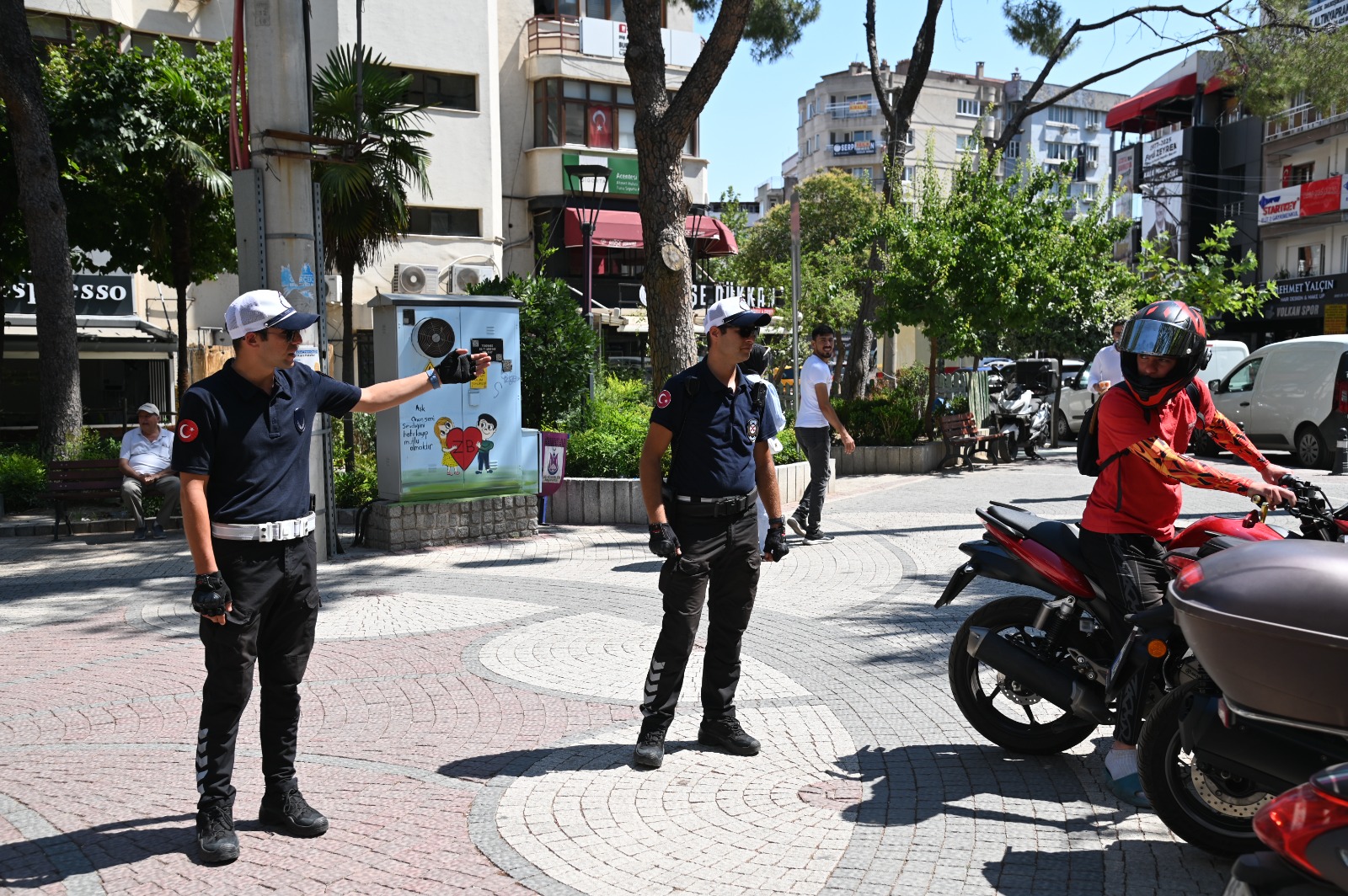 Sevgi yolu yayaların: Manisa’da kaldırım ve yol işgallerine denetim