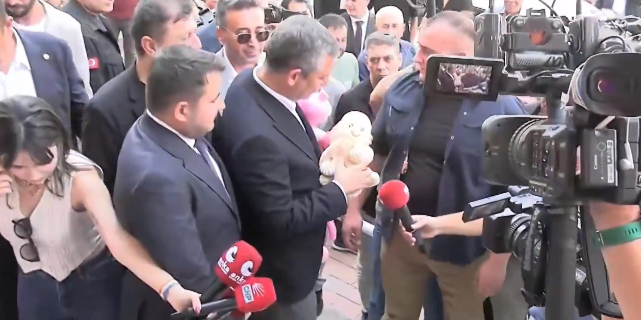 CHP lideri Özgür Özel eline ahtapotu aldı ve Erdoğan'ı hatırladı