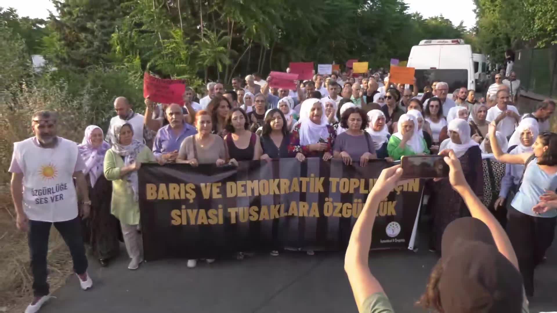DEM Parti'den  Bakırköy Kadın Cezaevi önünde eylem