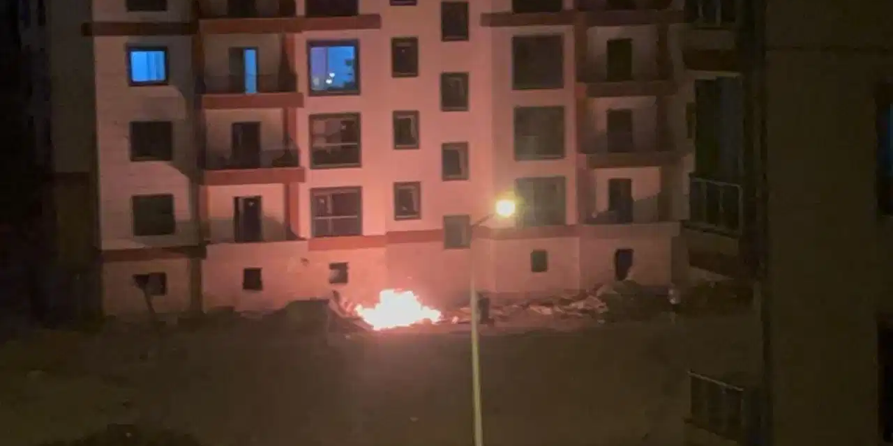 TOKİ şantiyesinde yangın alarmı: Alevleri kumla söndürmeye çalıştılar!