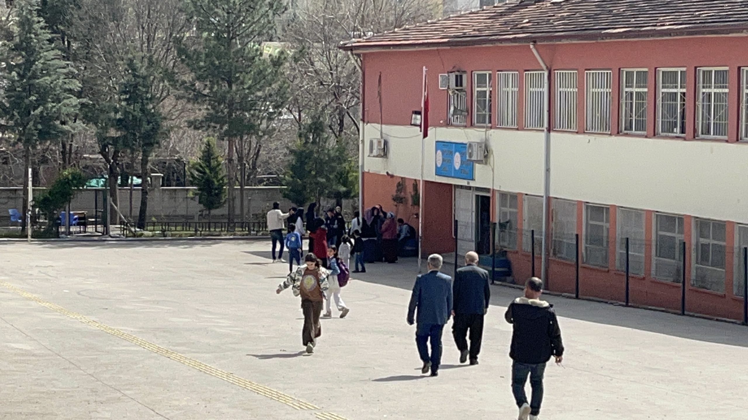 Sınıfta temizlik malzemeleri karıştırılınca gaz açığa çıktı; 16 öğrenci hastanelik oldu