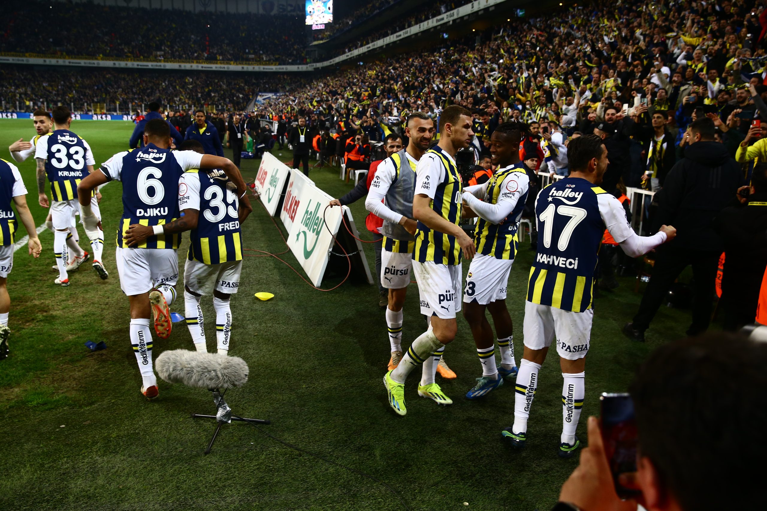 Fenerbahçe futbol takımında büyük tehlike; futbolcular iki cephe oldu!