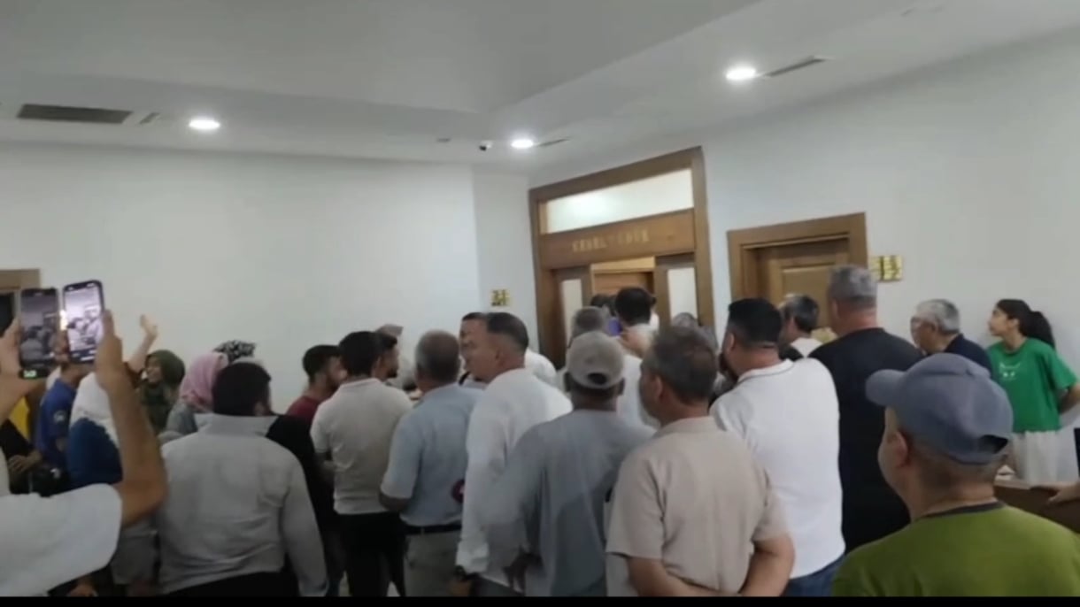 Susuz kalan Maraş halkı ellerinde bidonlarla belediye binasını bastı