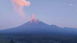 Endonezya’da Semeru Yanardağı bir günde iki kez patladı