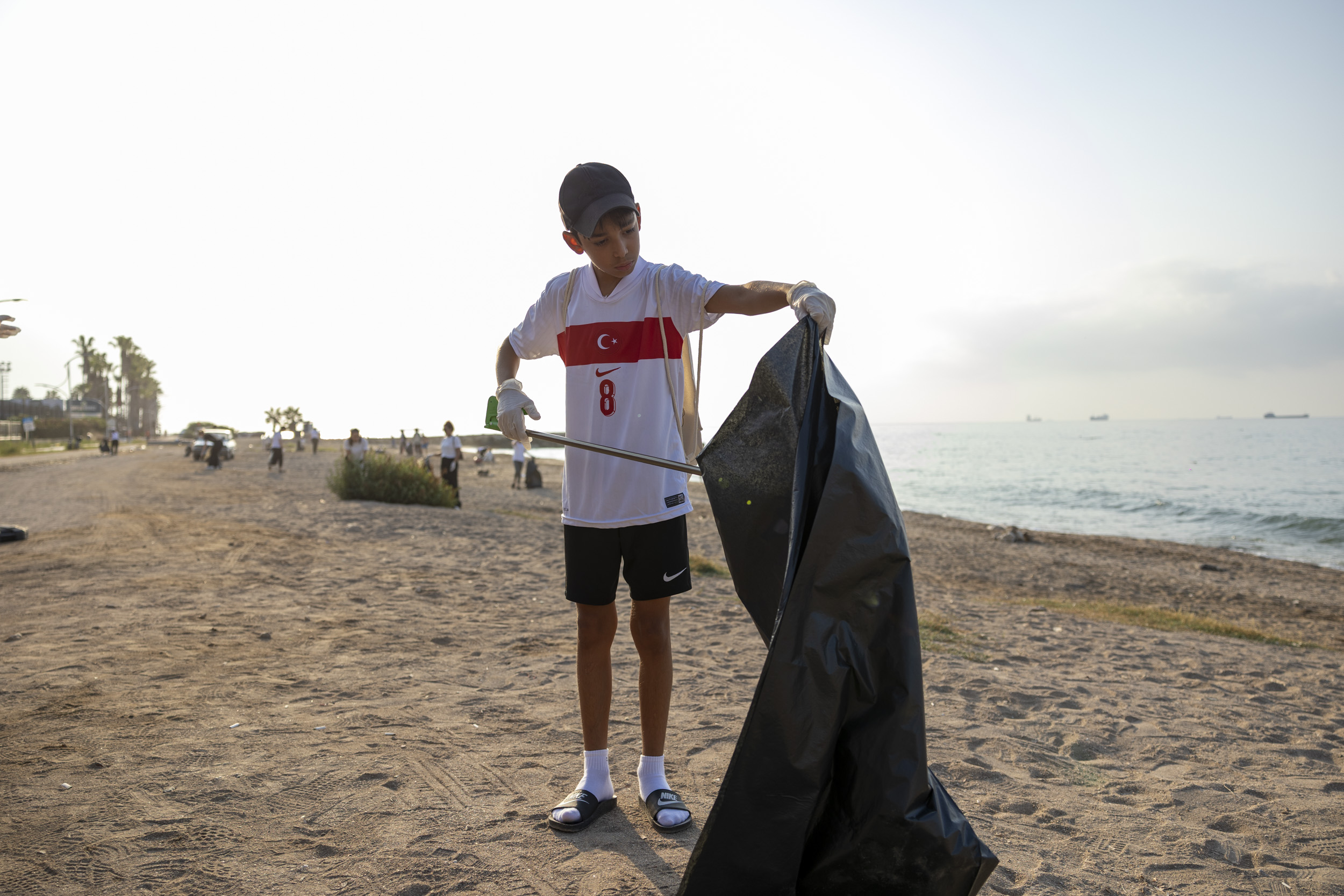 11 yaşındaki Aras’ın çöp hareketi Mersin’de dalga dalga büyüyor