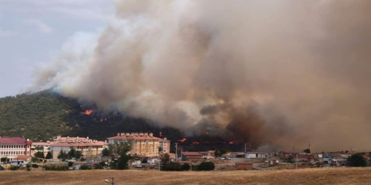Edirne'de korkutan yangın: 2 helikopterle müdahale