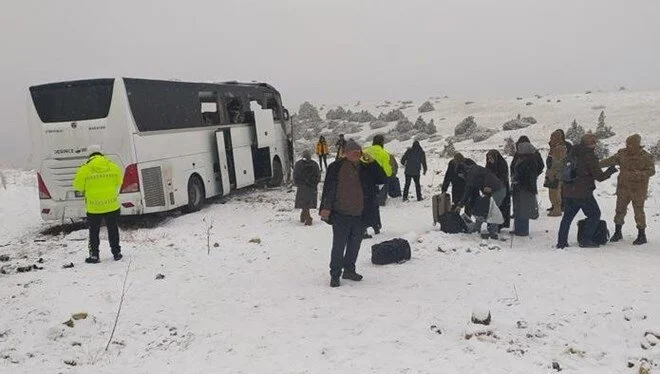 Kars'ta zincirleme kaza: 2 ölü, 8 yaralı