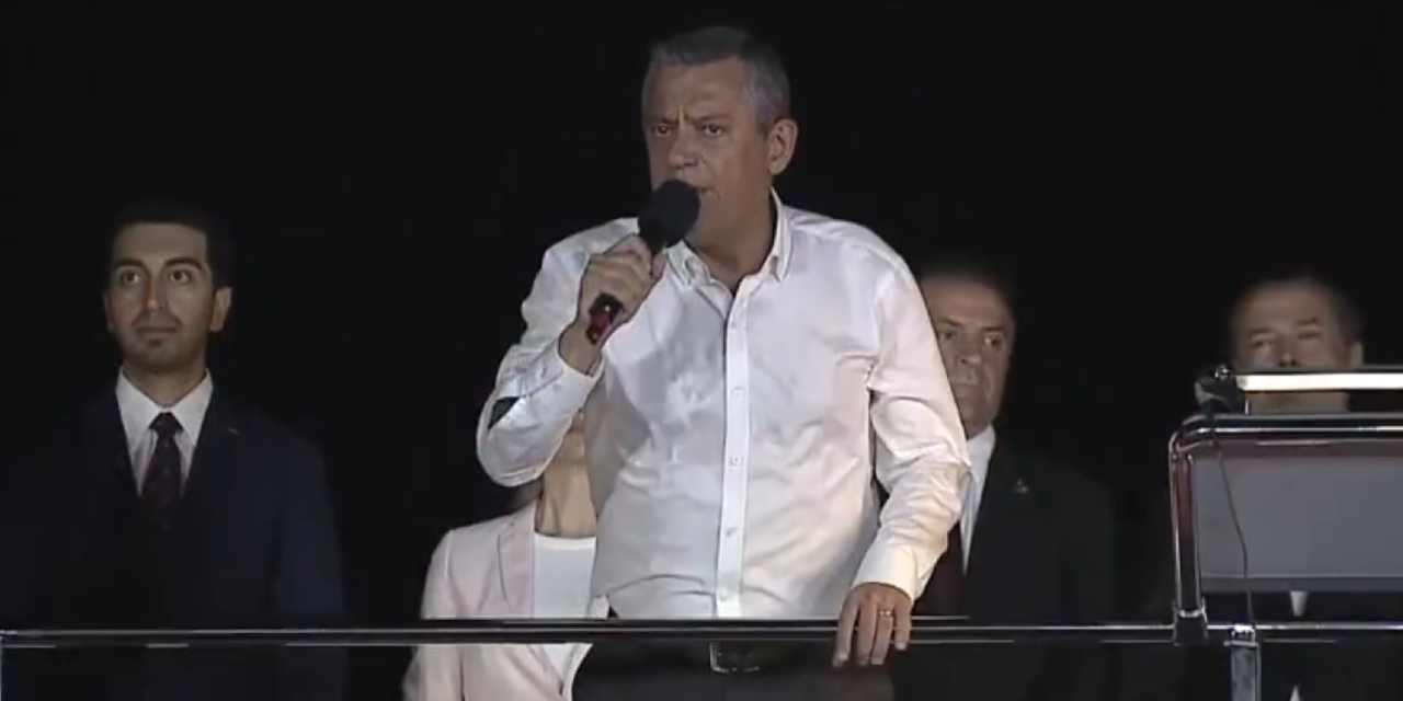 Özgür Özel'den sahte diploma tepkisi: 'AKP'nin pislik paçasından akmaktadır'
