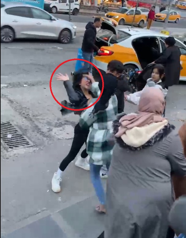 Kağıt mendil almayı reddeden genç kızı darbettiler