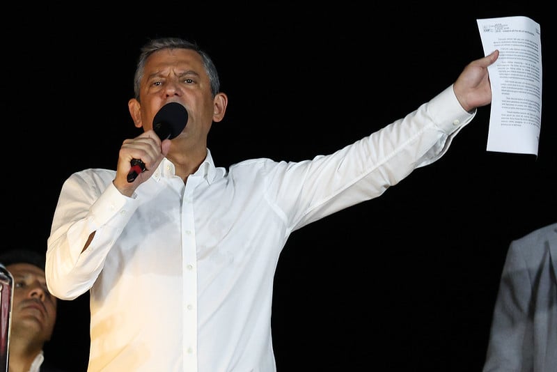 Özgür Özel'den sahte diploma tepkisi: 'AKP'nin pislik paçasından akmaktadır'