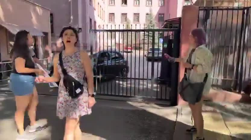 Kadınlar, Adalet Bakanlığı'na mor boya fırlattı