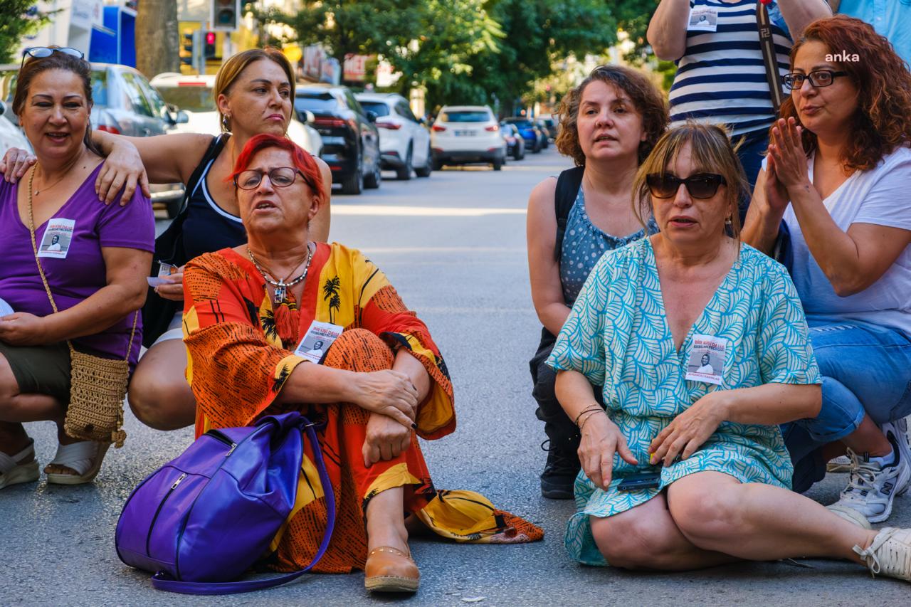 Kadınlar, öldürülen TBMM personeli Saliha Akkaş için yol kapatma eylemi  yaptı