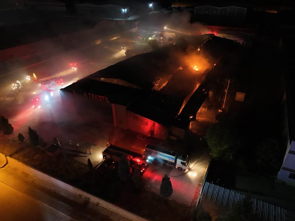 Tekstil fabrikası küle döndü