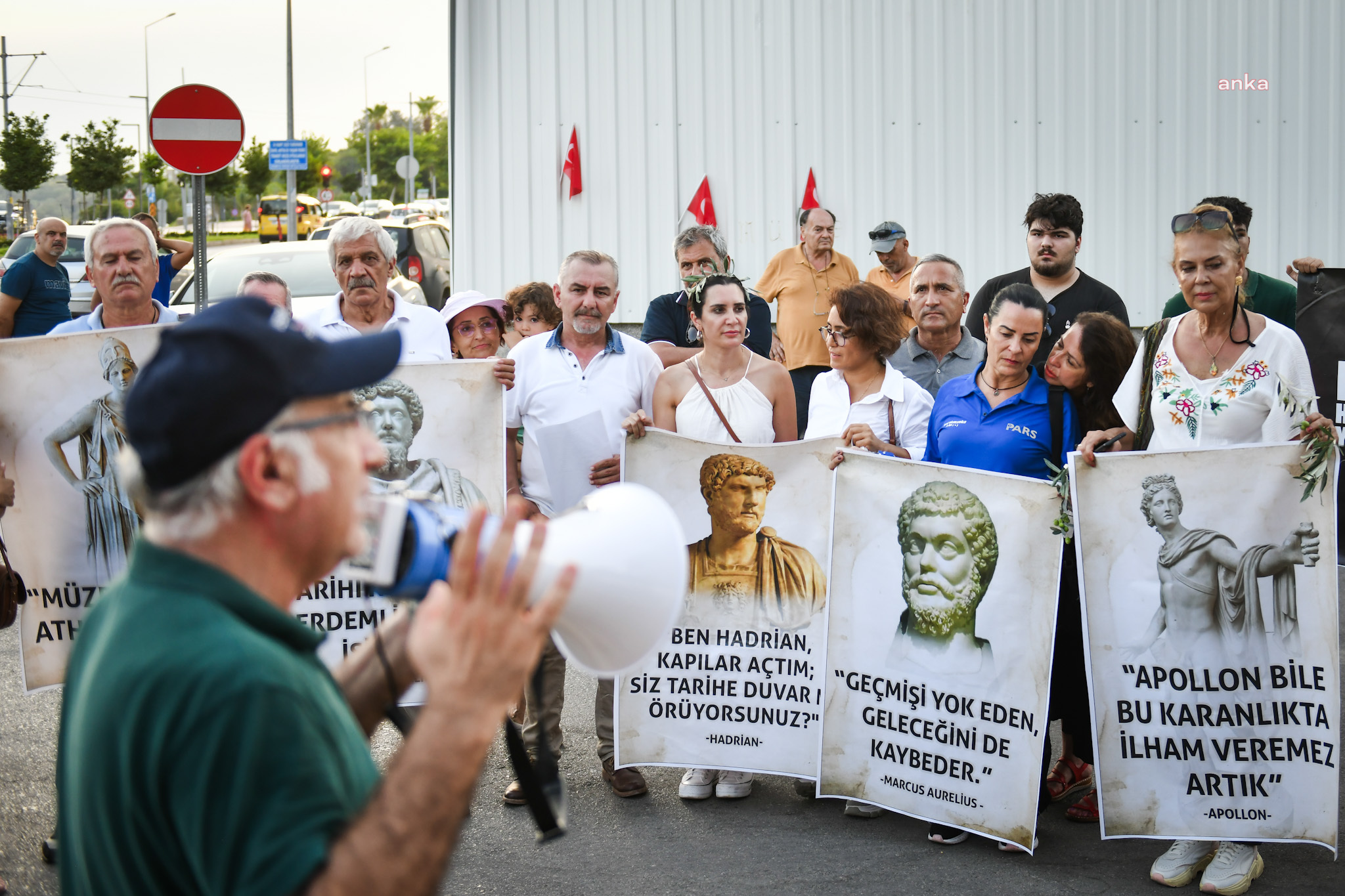 Antalya Müzesi'nin yıkım kararına karşı eylem yapan Antalyalılardan çağrı