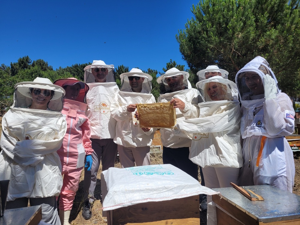 Kadın eliyle arı sütünde rekor verim!