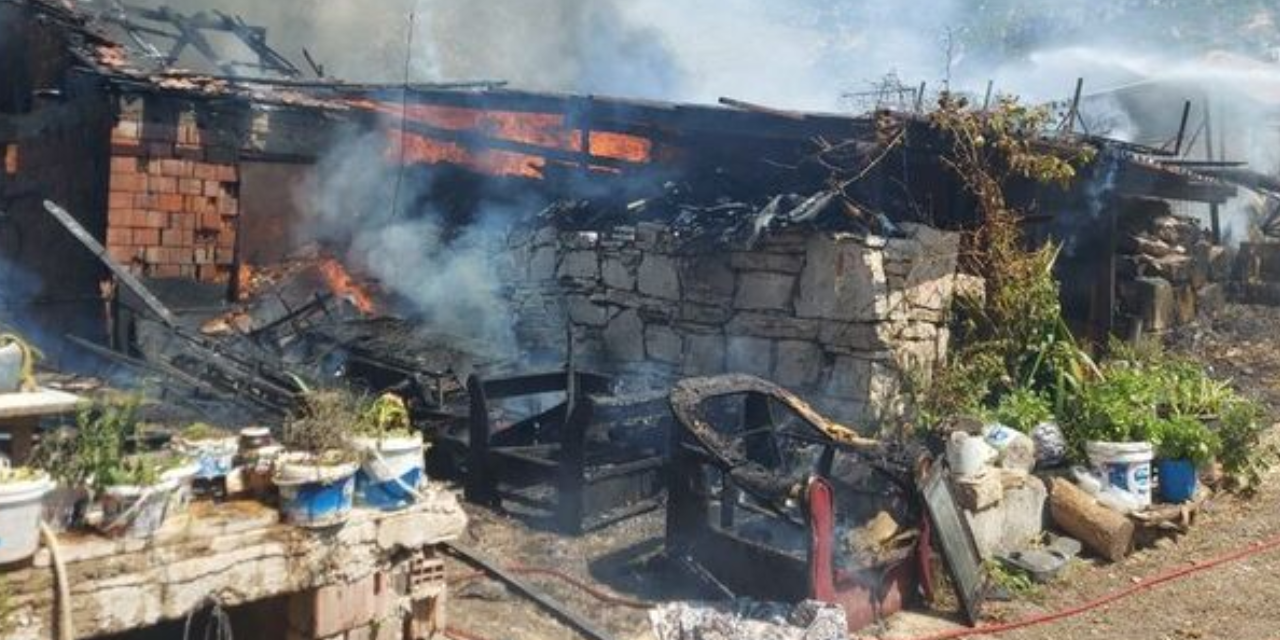 Burdur'da ahırdaki yangın evin çatısına sıçradı