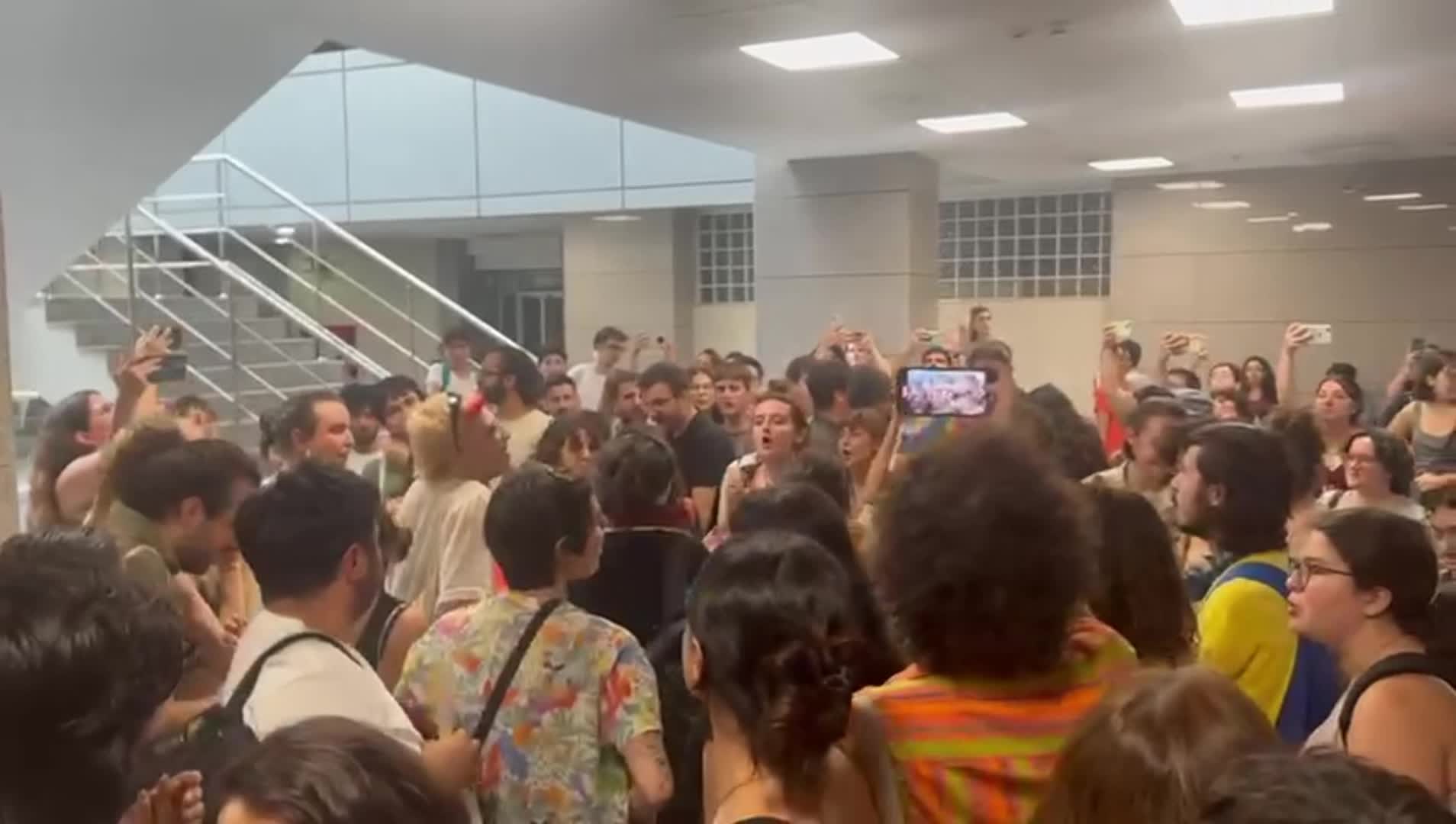 Onur Yürüyüşü davasında 2 sanık tahliye edildi, “Lezbiyen” yazan tişört adliyeye alınmadı