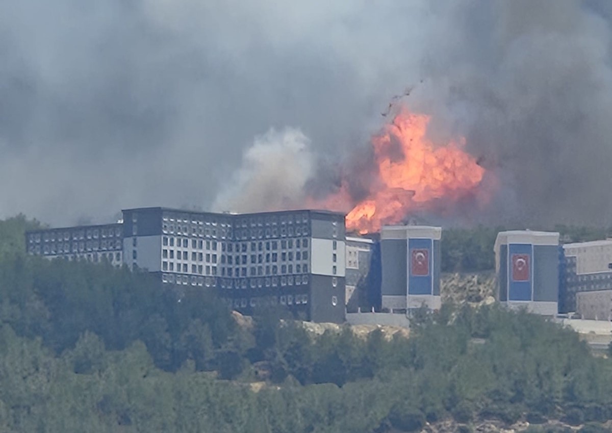 Çanakkale’de orman yangını aniden büyüdü: Boğaz kapatıldı, üniversite tahliye edildi!