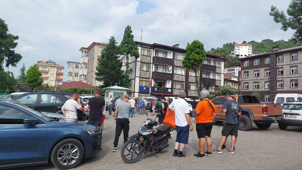 Fındıklı Belediye Başkanı'na saldırı: Saldırganlardan biri yumruk atıp, ısırdı