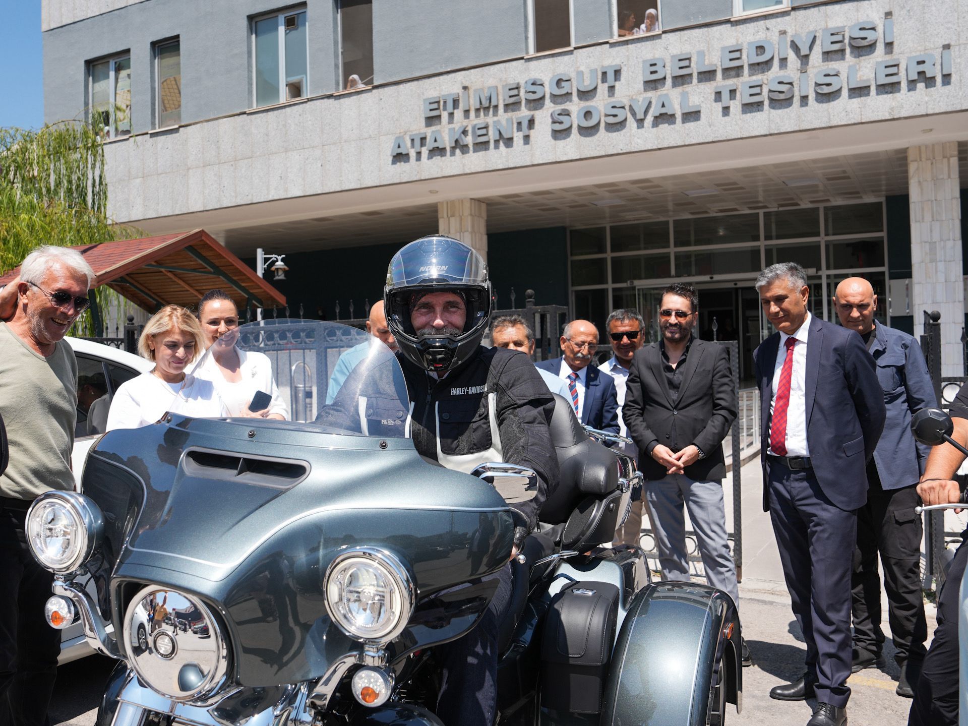 Erdal Beşikçioğlu motosikletine atladı görevine devam etti