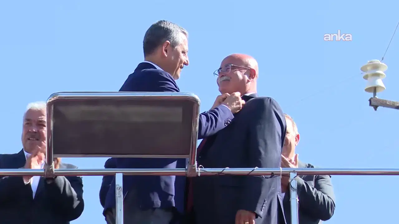 CHP lideri Özgür Özel belediye başkanına rozet taktı