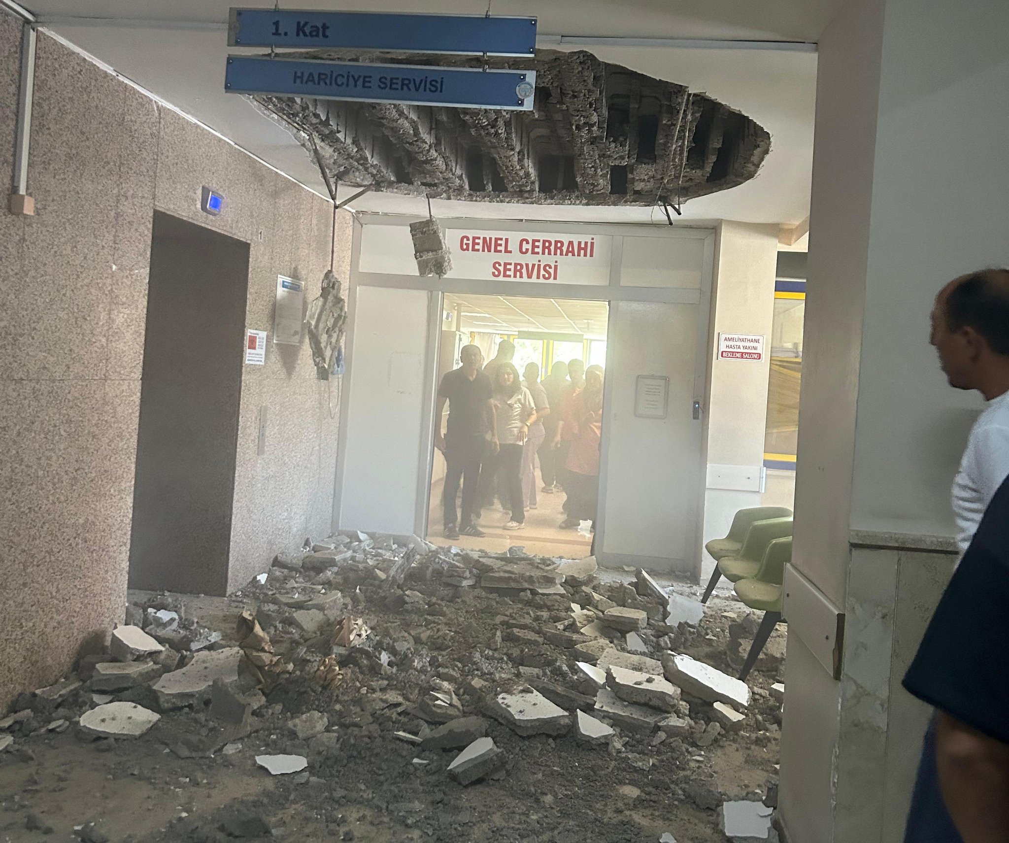 Çürük raporu olan Denizli Devlet Hastanesi'nin tavanı çöktü