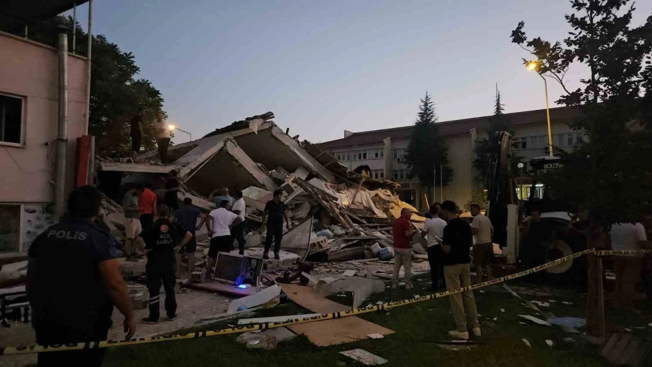 Balıkesir'de bir kişinin hayatını kaybettiği bina ile ilgili iki kişi gözaltına alındı