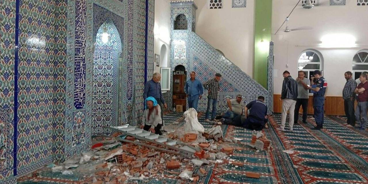Camide namazdan sonra üzerlerine tuğla düştü: Ölü ve yaralı var
