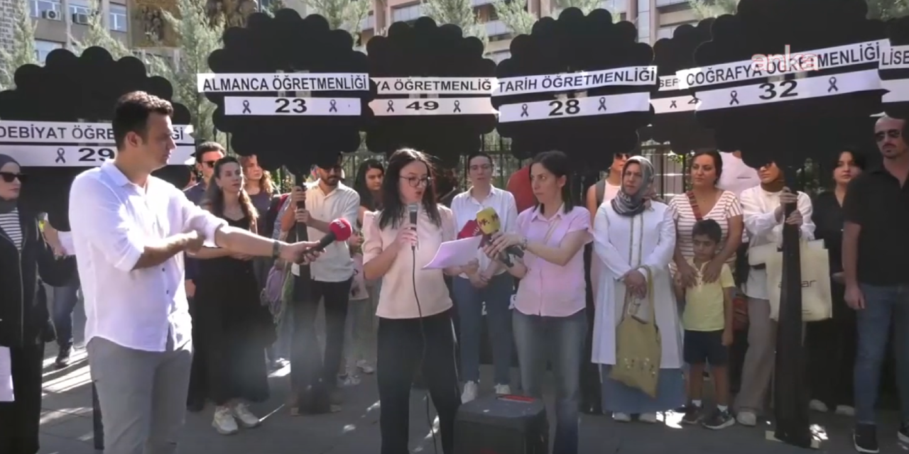 KPSS mağduru öğretmenler, MEB önünde siyah çelenk bıraktı: 15 bin yetmez 40 bin atama...