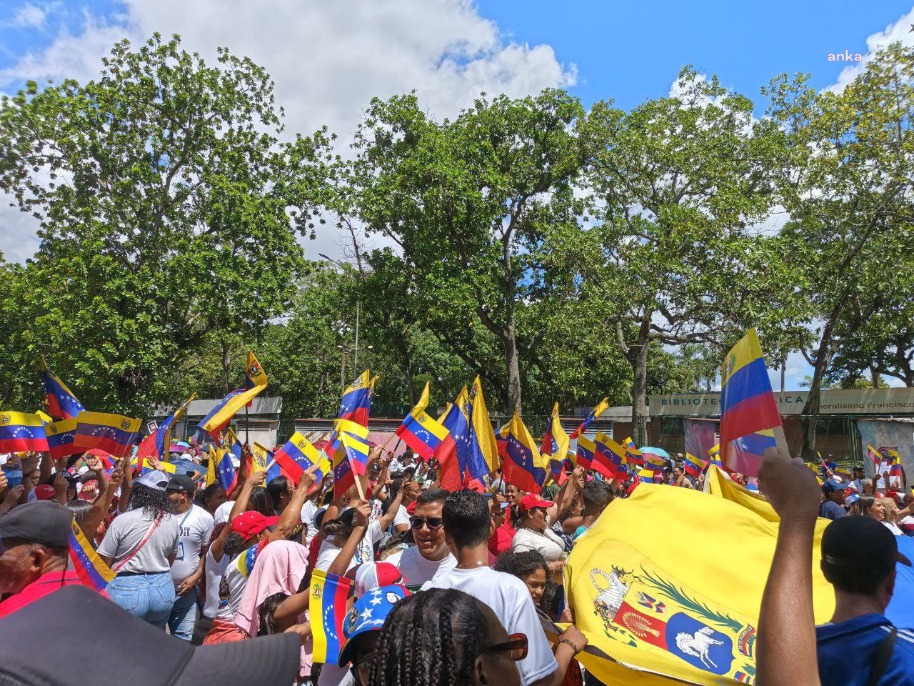 ABD, başına ödül koymuştu: Venezuelalılar, Maduro'ya destek için sokağa çıktı