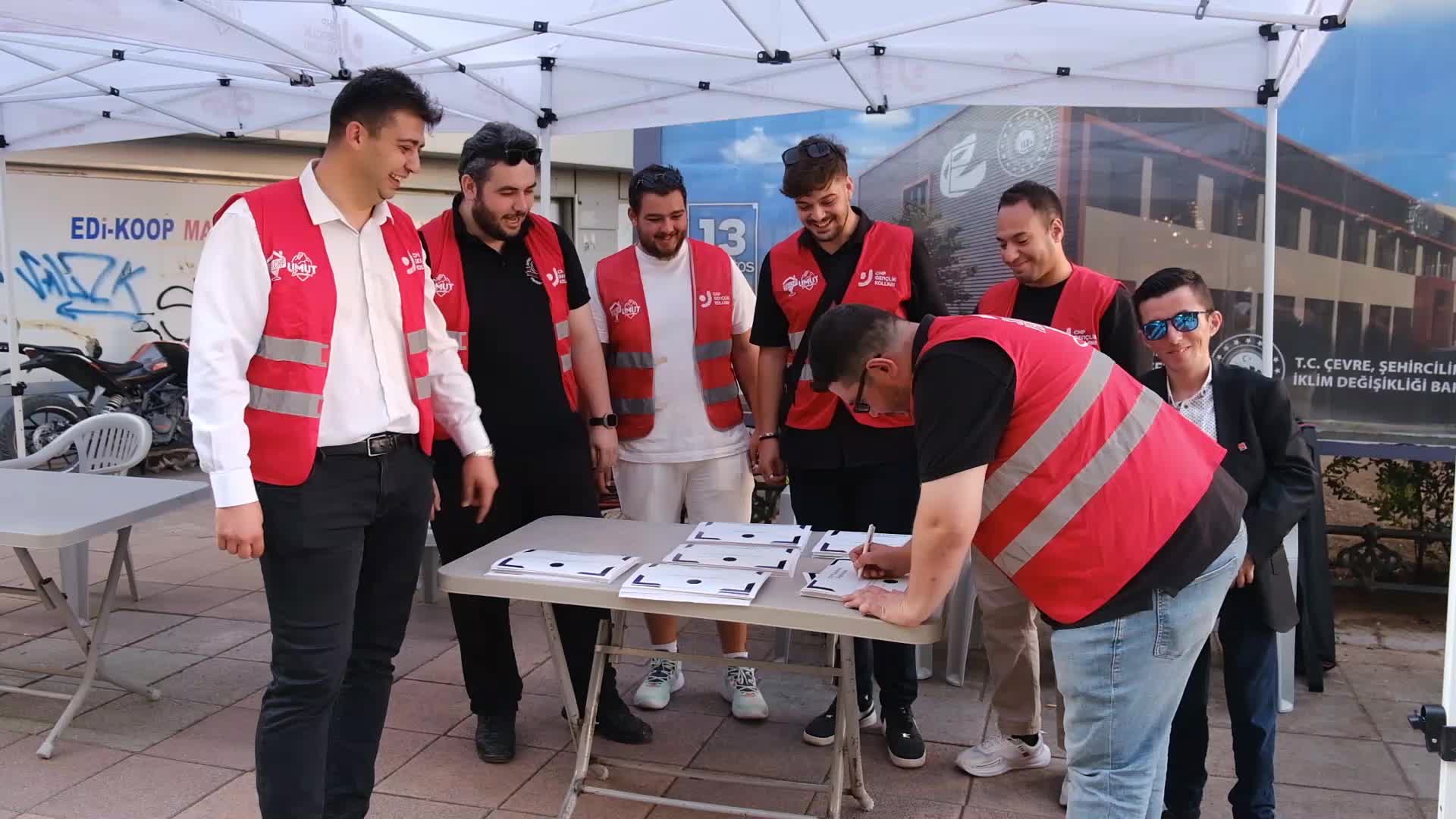 Eskişehir'de 'sahte diploma' protestosu | CHP'li gençler 'üniversite diploması' dağıttı, "Hem de ücretsiz!"