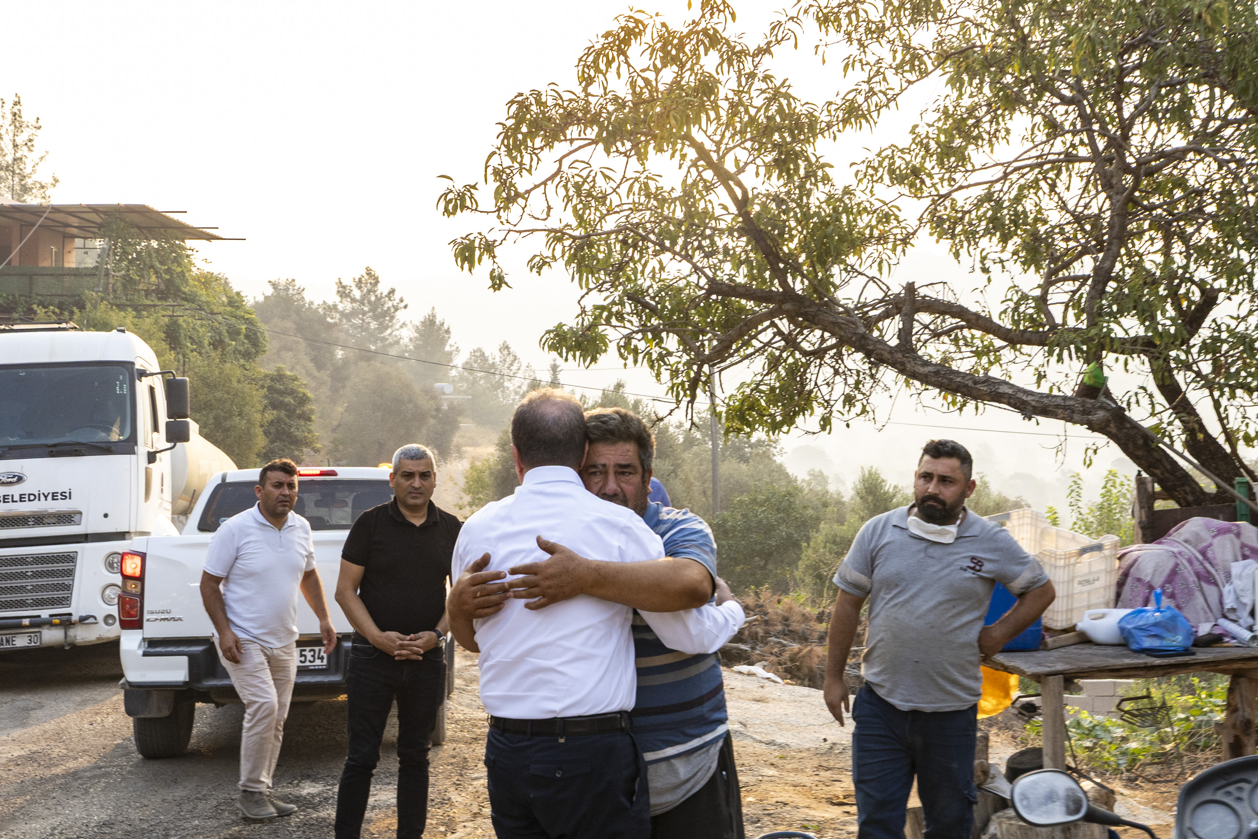 Vahap Seçer yangın bölgesinde : Hem havadan hem karadan müdahale devam ediyor