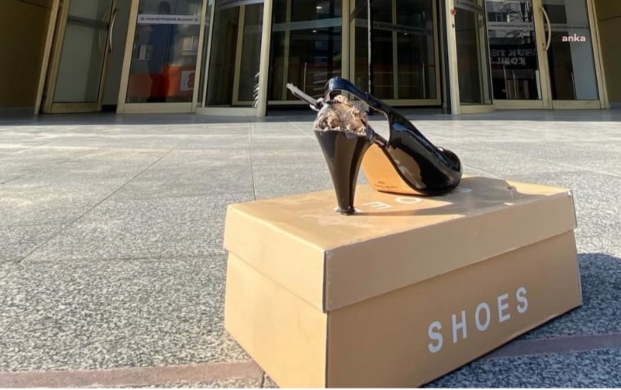 Çerçioğlu’na 'topuklu ayakkabı' ile protesto: "Kutuları atma, içine para koyarsın.”